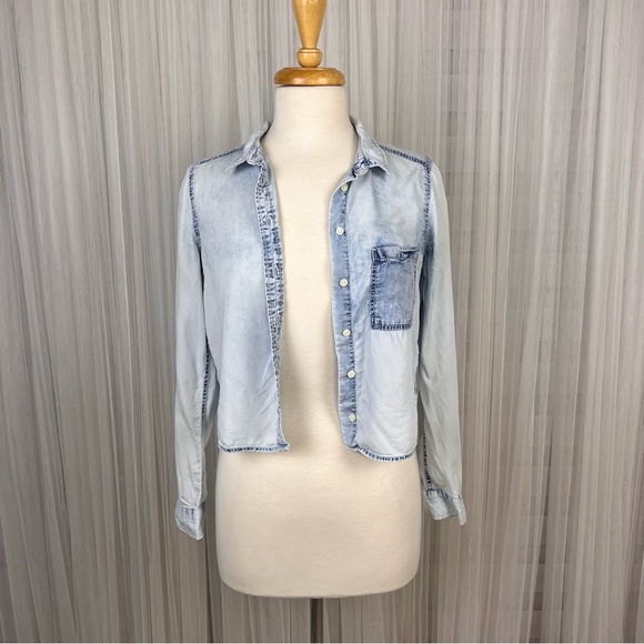 H&M Light Wash Distressed Cropped Denim Shirt – Size US 4 - Picture 2 of 5